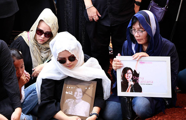 Sejumlah keluarga dan kerabat saat mengantarkan jenazah penyanyi Shena Malsiana di TPU Grubog Bojong Nangka, Tangerang, Kamis, (26/10/2023). Foto: Agus Apriyanto