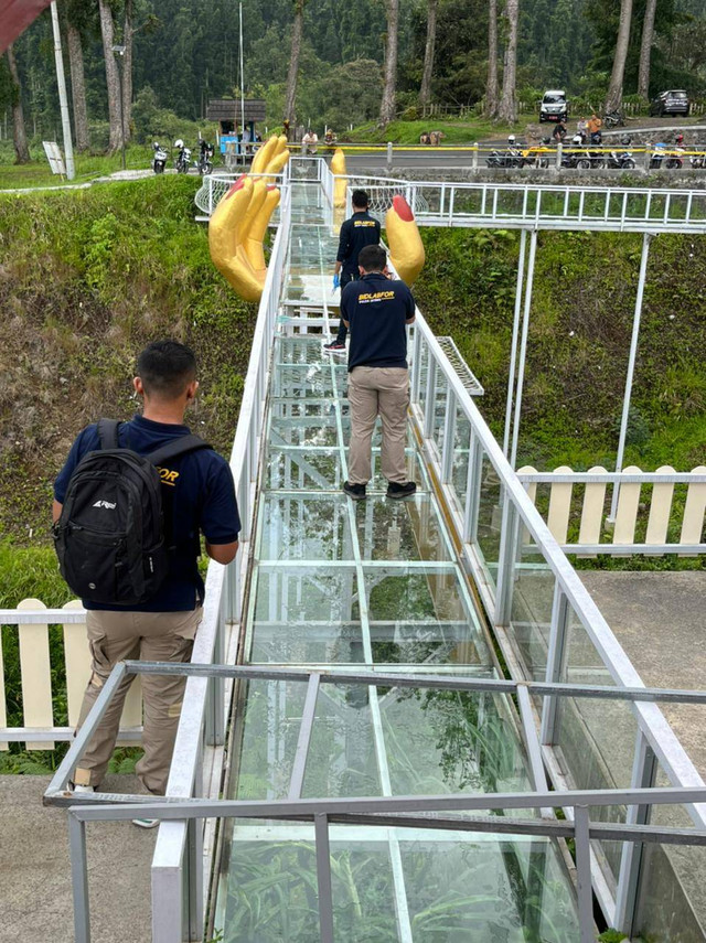 Olah TKP jembatan kaca "The Geong" di Banyumas, Kamis (26/10/2023). Foto: Polresta Banyumas