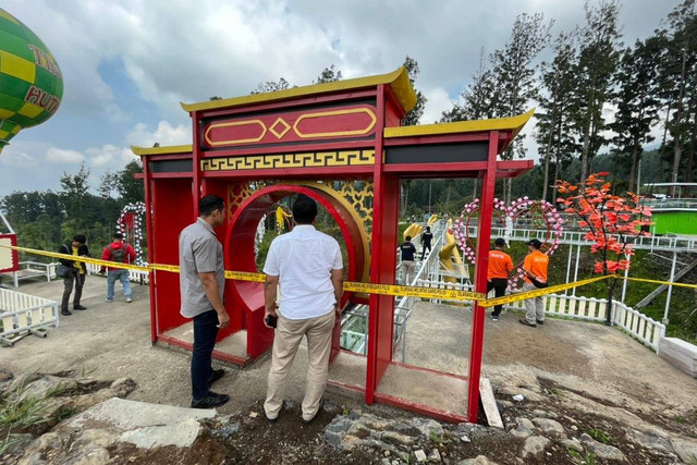 Tim Laboratorium Forensik melakukan Olah TKP pada wahana jembatan kaca "The Geong" Kabupaten Banyumas, Kamis (26/10/2023). Foto: Polresta Banyumas