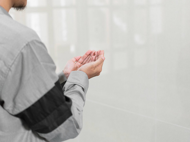 Ilustrasi seorang muslim yang memanjatkan doa agar memiliki anak laki-laki. Foto: Unsplash