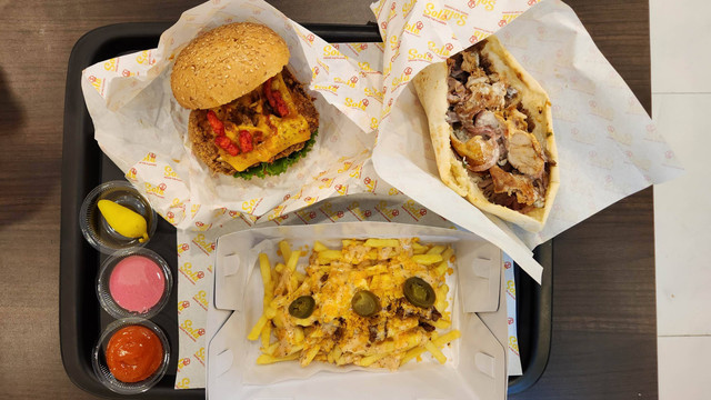 Aneka sajian makanan khas Timur Tengah di Sola, Kemang, Jakarta Selatan. Foto: Azalia Amadea/kumparan