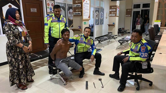 Polisi mengamankan pria bernama Mulyadi (43) warga Kecamatan Bener, Kabupaten Purworejo, Jawa Tengah yang mengamuk sambil acungkan golok di ruas Tol Tandes, Surabaya KM 8+600/A pada Rabu (25/10/2023). Foto: PJR Polda Jatim