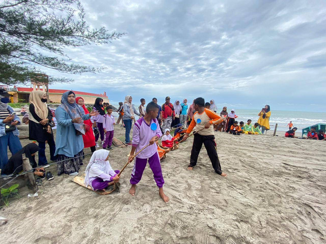 Foto Lomba Pacu Upiah antar siswa sekolah dasar se Kota Pariaman. Foto Satya Gayatri