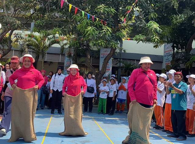 Ibu Iriana Jokowi saat bermain balap karung. Foto: Istimewa