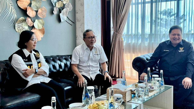 Menteri Perdagangan Zulkifli Hasan bersama Menteri Koordinator Bidang Perekonomian Airlangga Hartarto dan Menteri Keuangan Sri Mulyani berbincang hangat sebelum memusnahkan barang impor ilegal di Tempat Penimbunan Pabean (TPP) DJBC. Foto: Dok. Istimewa
