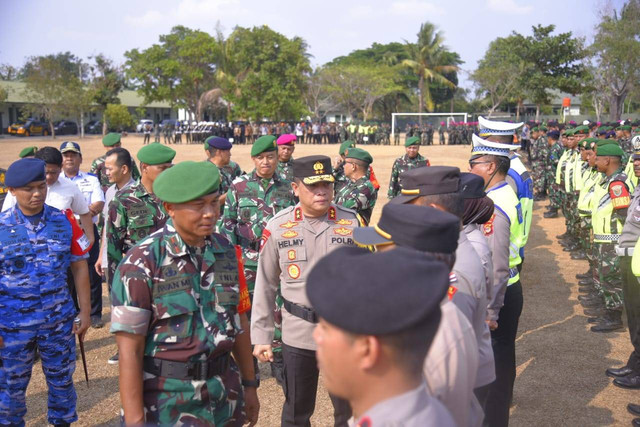 Kapolda Lampung, Irjen Pol Helmy Santika saat apel persiapan pengamanan jelang kunjungan Presiden RI Joko Widodo. | Foto: Dok Humas Polda Lampung