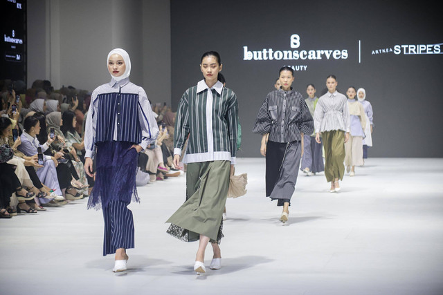 Model mengenakan busana rancangan Artkea Stripes x IKYK dengan tema "Limitless Beauty" pada gelaran Jakarta Fashion Week di Pondok Indah Mall, Jakarta, Kamis (26/10/2023). Foto: Jamal Ramadhan/kumparan