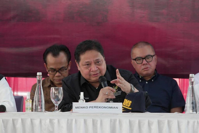 Menko Perekonomian Airlangga Hartarto saat pemusnahan barang ilegal di Cikarang.  Foto: Kemenko Perekonomian