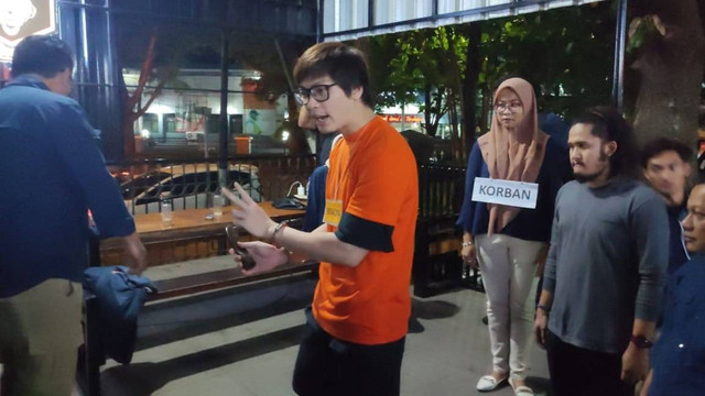 Rekonstruksi kasus penganiayaan terhadap dokter gigi oleh Samuel Sunarya.  Foto: Rachmadi Rasyad/kumparan