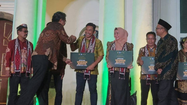 Kadis Dikbud Sulbar, Mitthar, saat menerima Sertifikat Warisan Budaya Tak Benda dari Kemendikbudristek RI. Foto: Istimewa