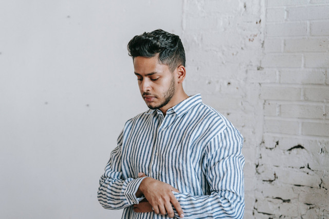 Ilustrasi seseorang membaca Doa Iftitah. Foto: Pexels.com