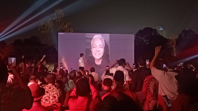 Momen Ketua TPN Ganjar Pranowo, Arsjad Rasjid melakukan video call dengan Ganjar Pranowo di acara Konsolidasi Tim Pemenangan Nasional Ganjar Pranowo Presiden 2024 (TPN GP), Sentosa Seafood Senayan, Komplek Gelora Bung Karno, Jakarta Selatan. Foto: Fadlan/kumparan