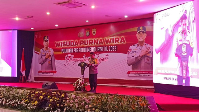 Kapolda Metro Jaya Irjen Pol Karyoto memimpin tradisi pelepasan 684 personel Polda Metro Jaya yang pensiun, Kamis (26/10/2023). Foto: Thomas Bosco P/kumparan