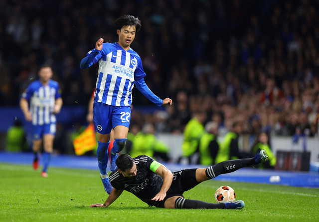 Duel Kaoru Mitoma dan Josip Sutalo dalam laga Brighton & Hove Albion vs Ajax Amsterdam dalam matchday ketiga Liga Europa 2023/24 di The American Express Community Stadium, Jumat (27/10/2023) dini hari WIB. Foto: REUTERS/Toby Melville