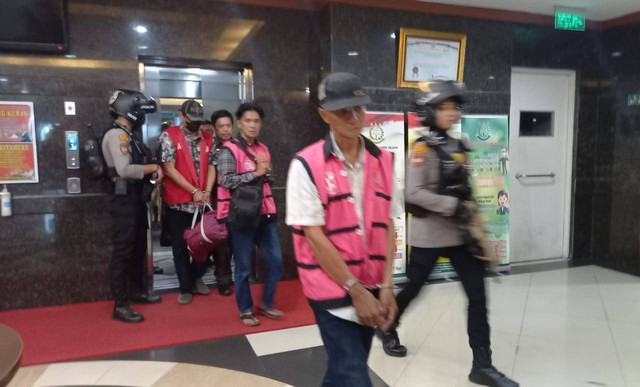 Proses penahanan para tersangka mafia tanah bendungan Paselloreng. Dok: Ist