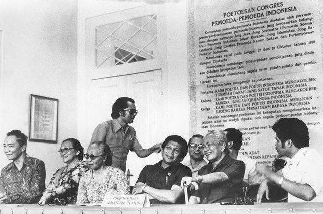 Ilustrasi tokoh-tokoh Sumpah Pemuda dan teks aklsi keputusan Kongres Pemuda II. Foto: Wikimedia Commons
