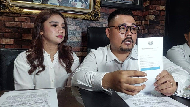 Regi Nazlah dan kuasa hukum bantah tudingan Afifah Riyadi soal penganiayaan, Kamis (26/10) 
 Foto: Giovanni/kumparan
