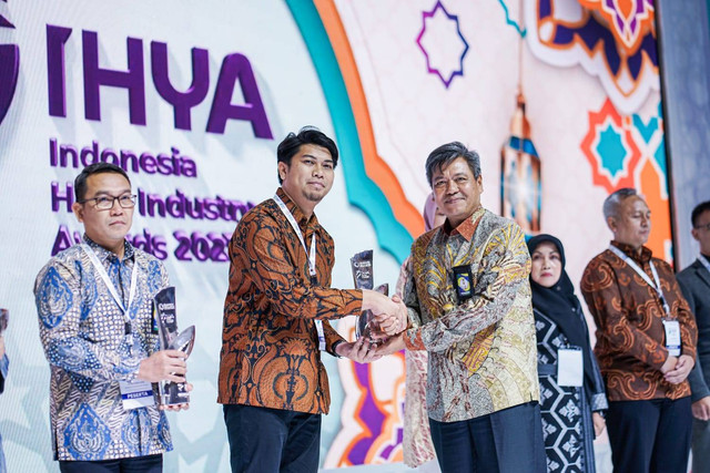 Direktur IHATEC Aditya Yudha menerima penghargaan IHYA 2023.