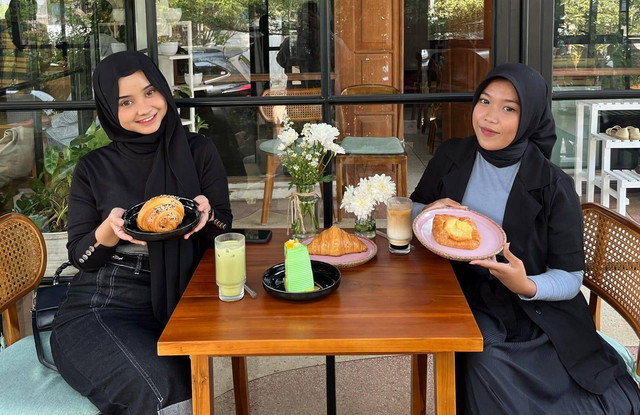 Pengunjung La Passion, cafe khusus perempuan pertama di Lampung. | Foto: Vivian/ Lampung Geh