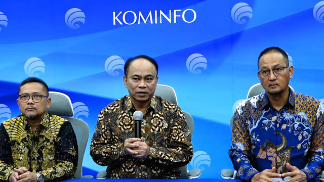 Staf Khusus Kominfo Sugiharto, Menkominfo Budi Arie Setiadi, dan Dirjen Aptika Kominfo Semuel A. Pangerapan dalam konferensi pers di gedung Kominfo, Jakarta, Jumat (27/10). Foto: Dok. Biro Humas Kominfo