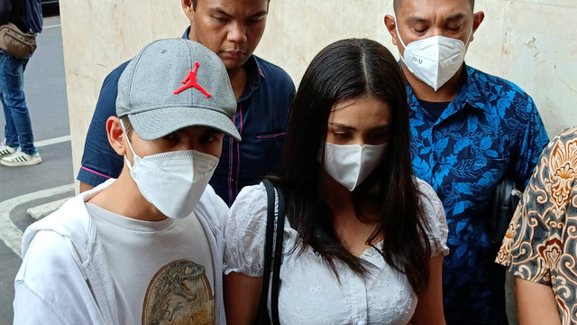 Afifah Riyad didampingi suami datangi Polda Metro Jaya, Jakarta, Jumat (27/10/2023).
Foto: Aprilandika Pratama/kumparan
