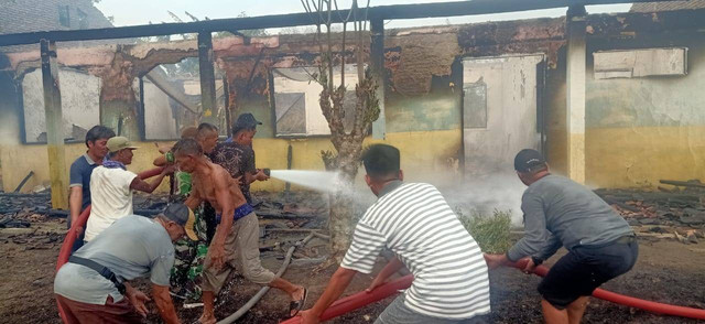Prajurit Lanud BNY bersama masyarakat berupaya memadamkan api. | Foto: Ist