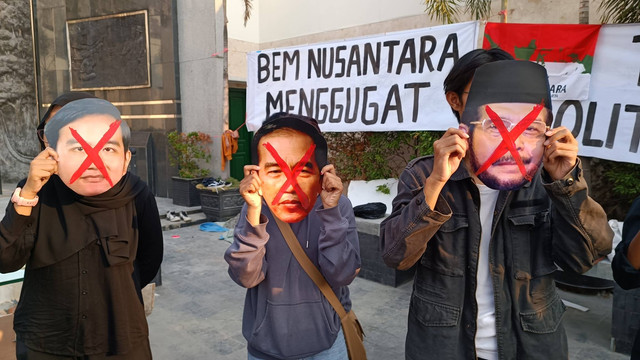 Aliansi Badan Eksekutif Mahasiswa Nusantara DIY menggelar aksi teatrikal terkait putusan MK soal batas usia capres-cawapres di sekitar Tugu Yogyakarta, Jumat (27/10/2023). Foto: Arfiansyah Panji Purnandaru/kumparan
