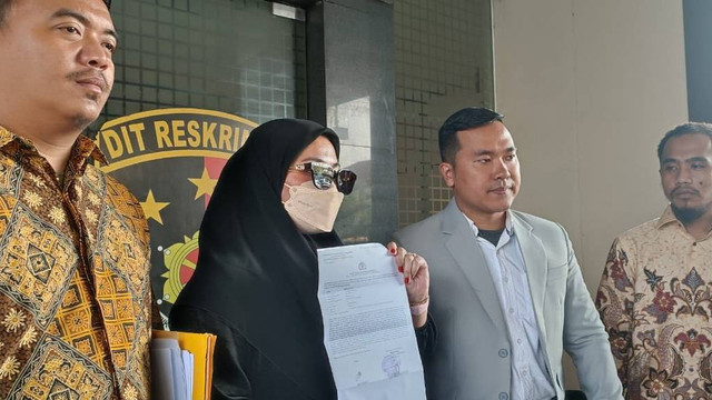 Orang tua korban perundungan di Kuningan bersama kuasa hukumnya, Ibnu Rohman, ketika ditemui di Polda Jabar pada Jumat (27/10/2023). Foto: Rachmadi Rasyad/kumparan