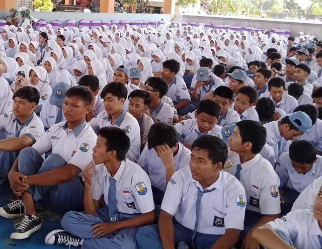 Ilustrasi siswa disekolah SMA wilayah Jawa Barat saat sedang melaksanakan kegiatan belajar diluar ruang kelas. Foto: Tarjoni/Ciremaitoday
