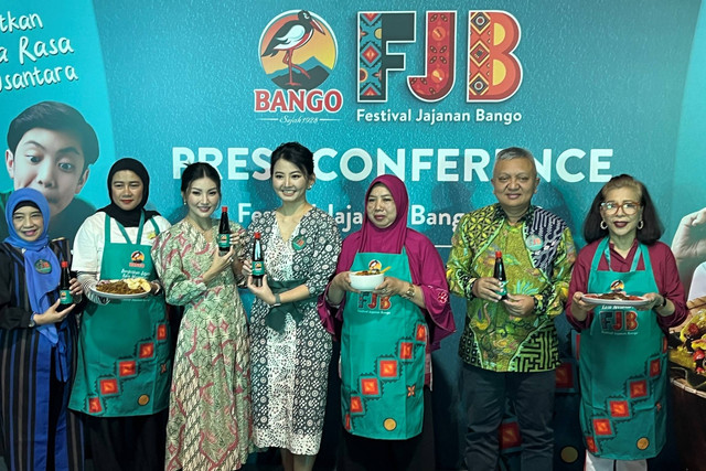 Direktur Nutrition PT Unilever Indonesia, Tbk. Amaryllis Esti Wijono, Deputi Bidang UKM Kemenkop UKM Hanung Harimba, Celebrity Mom, Sarwendah, acara pembukaan Festival Jajanan Bango (FJB) 2023 yang digelar di Plaza Timur Senayan, Jumat (27/10/2023). Foto: Gitario Vista Inasis/kumparan