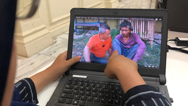 Warga melihat tayangan Enuh Nugraha di akun YouTube Sinau Hurip. Foto: Melly Meiliani/kumparan