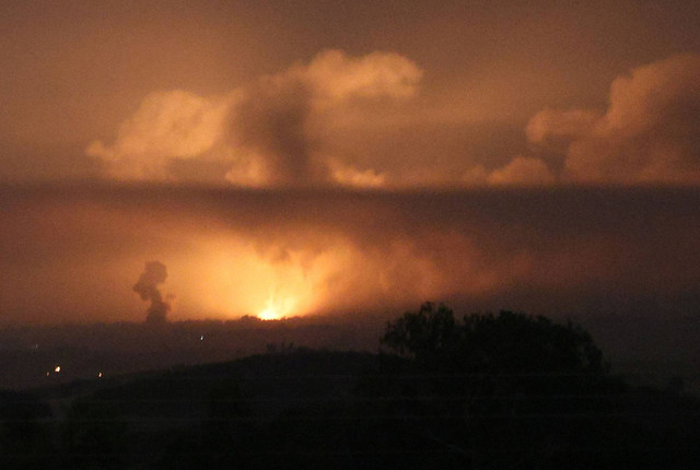 Ledakan di Kota Gaza, terlihat dari Sderot di Israel selatan, Jumat (27/10/2023). Foto: Violeta Santos Moura/REUTERS