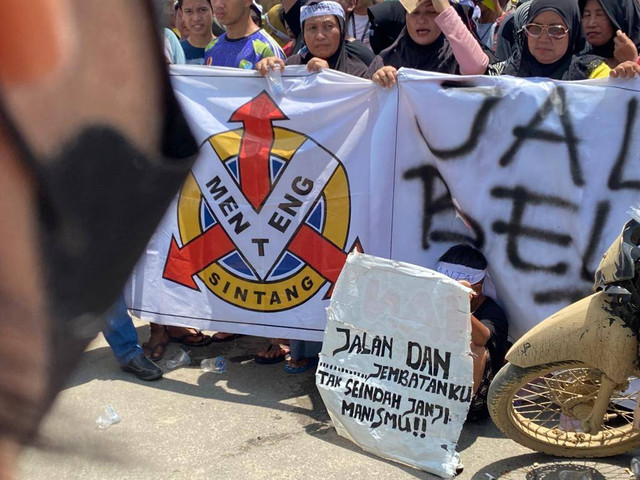 Demo warga Kampong Seberang menagih janji pembangunan dari Pemda Sintang. Foto: Yusrizal.