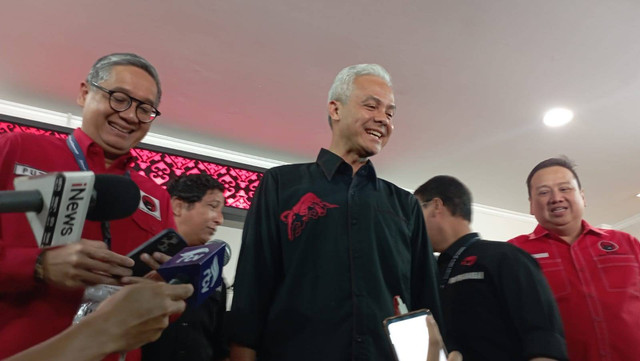 Bacapres Ganjar Pranowo saat diwawancarai wartawan di Sekolah Partai PDIP, Lenteng Agung, Jakarta Selatan, Sabtu (28/10/2023). Foto: Fadlan Nuril Fahmi/kumparan