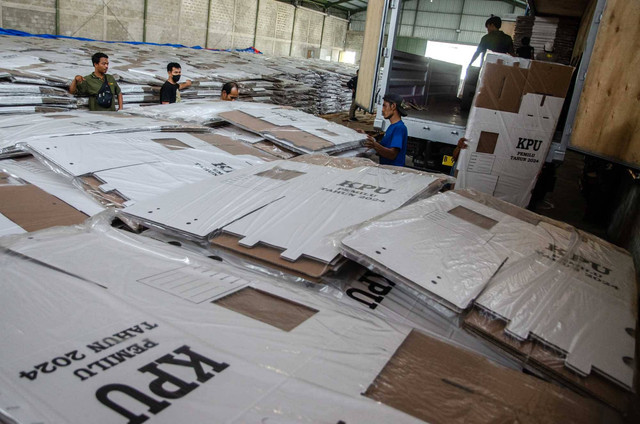 Pekerja menurunkan kotak suara pemilu 2024 saat tiba di Gudang Logistik KPU Kabupaten Bandung, Kabupaten Bandung, Jawa Barat, Sabtu (28/10/2023).  Foto: Novrian Arbi/ANTARA FOTO