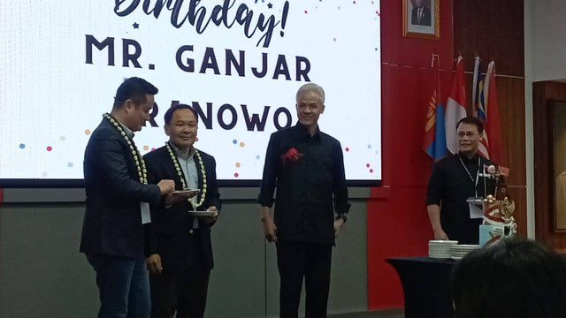 Bacapres Ganjar Pranowo mendapat kejutan ulang tahun dari Sekolah Partai PDIP dan delegasi Council of Asian Liberal and Democrats (CALD Party) di Sekolah Partai PDIP, Lenteng Agung, Jakarta Selatan, Sabtu (28/10/2023). Foto: Fadlan Nuril Fahmi/kumparan