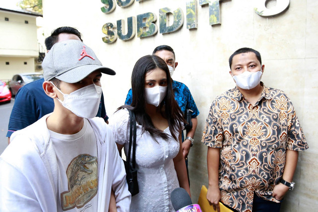 Selebgram Afifah Riyad bersama kuasa hukum ditemui wartawan usai menanyakan perkembangan terkait kasus penganiayaan di Polda Metro Jaya, Jakarta, Jumat (27/10/2023).
 Foto: Dok. Agus Apriyanto