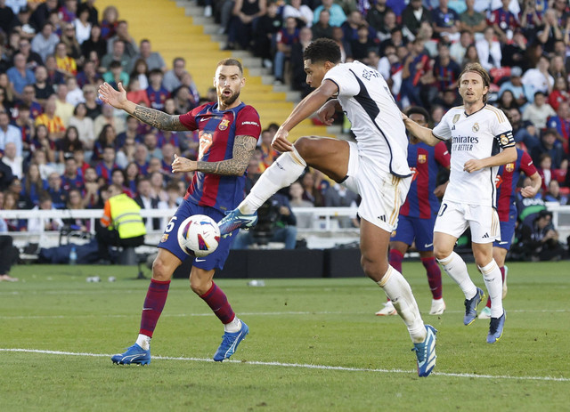 Aksi Jude Bellingham saat FC Barcelona vs Real Madrid di Stadion Olimpic Lluis Companys, Barcelona, Spanyol, Sabtu (28/10/2023). Foto: REUTERS/Albert Gea
