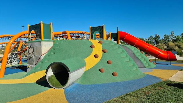Ilustrasi playground di Jogja. Sumber: Unsplash/Nico Smit