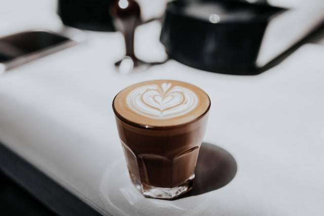 Ilustrasi cafe dekat Stasiun Tugu. Sumber: Unsplash/Becca Tapert