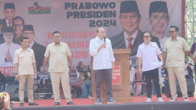 Ketua Tim Kampanye Nasional (TKN) Prabowo Subianto-Gibran Rakabuming Raka, Rosan Roeslani di Lapangan Banjaran Pucung, Tapos, Depok, Minggu (29/10/2023). Foto: Zamachsyari/kumparan