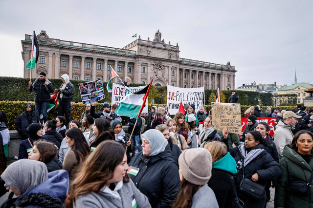 Protes mendukung warga Palestina di Gaza di Stockholm, Swedia, Sabtu (28/10/2023). Foto: Caisa Rasmussen/TT News Agency/via REUTERS 