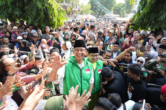 Pasangan Anies Baswedan dan Muhaimin Iskandar (AMIN) di Jalan Sehat Bersama Santri Sarungan di Jember. Foto: Dok. Istimewa