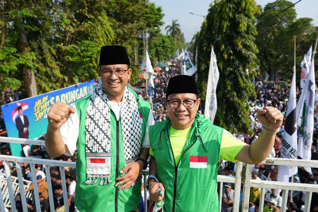 Pasangan Anies Baswedan dan Muhaimin Iskandar (AMIN) di Jalan Sehat Bersama Santri Sarungan di Jember. Foto: Dok. Istimewa