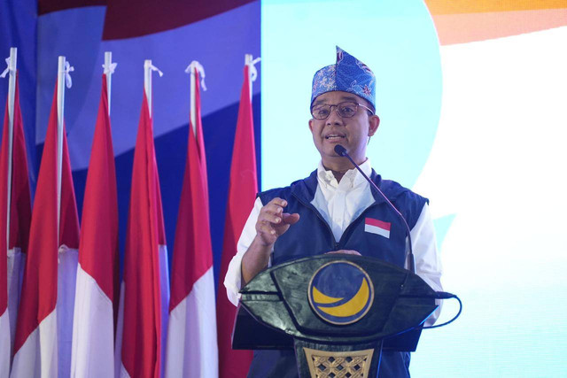 Anies Baswedan saat memberikan semangat dan motivasi kepada ratusan relawan dalam kegiatan AMIN Sambang Relawan di Hotel Bandung Permai, Jember, Minggu (29/10). Foto: Dok. Istimewa