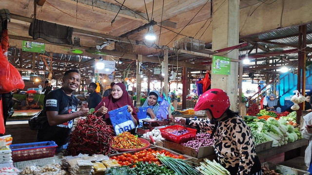 BRI edukasi transaksi digital pelaku UMKM di Pasar Hamadi Papua. Foto: BRI