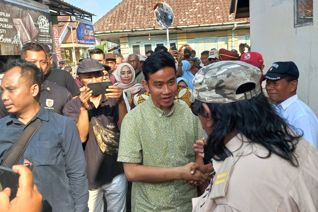 Cawapres Koalisi Indonesia Maju Gibran Rakabuming Raka saat meninjau pabrik UMKM Enting-Enting di Kota Salatiga.  Foto: Intan Alliva Khansa/kumparan