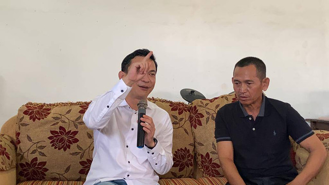 Ketua DPRD Sintang Florensius Ronny bersama korlap aksi damai Kampong Seberang menyampaikan klarifikasi terkait teriakan pembohong. Foto: Yusrizal/Hi!Pontianak
