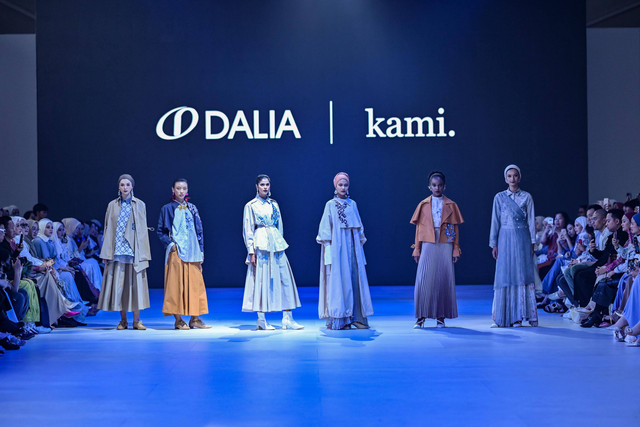 Koleksi brand Kami. di fashion show The Trilogy of Painted Harmony di Jakarta Fashion Week 2024, Sabtu (28/10/2023). Foto: Jakarta Fashion Week/Getty Images
