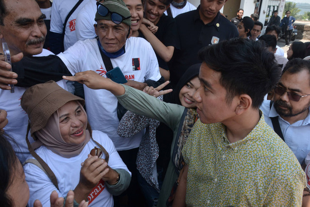 Bakal calon wakil presiden dari Koalisi Indonesia Maju (KIM) Gibran Rakabuming Raka mendengarkan aspirasi warga saat safari politik di Gondangwinangun, Ngadirejo, Temanggung, Jawa Tengah, Minggu (29/10/2023). Foto: Anis Efizudin/Antara Foto
